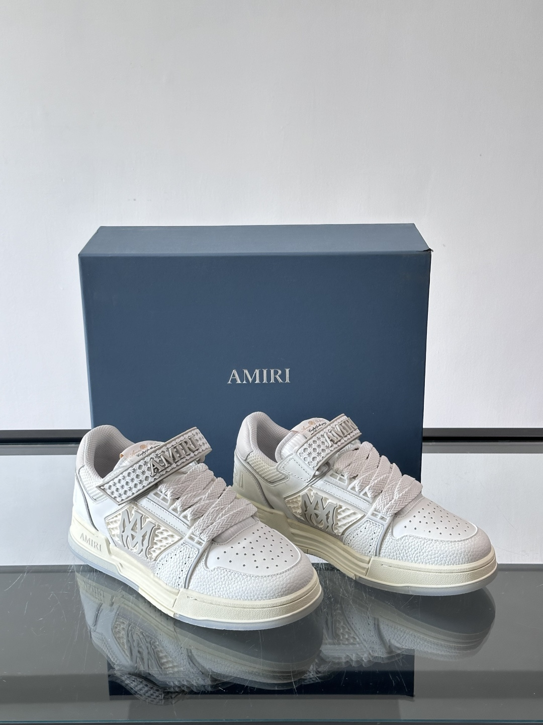 AMIRI拼色运动鞋​，这双AMIRI拼色运动鞋是品牌标志性的复古街头风格代表，采用经典黑白撞色设计，搭