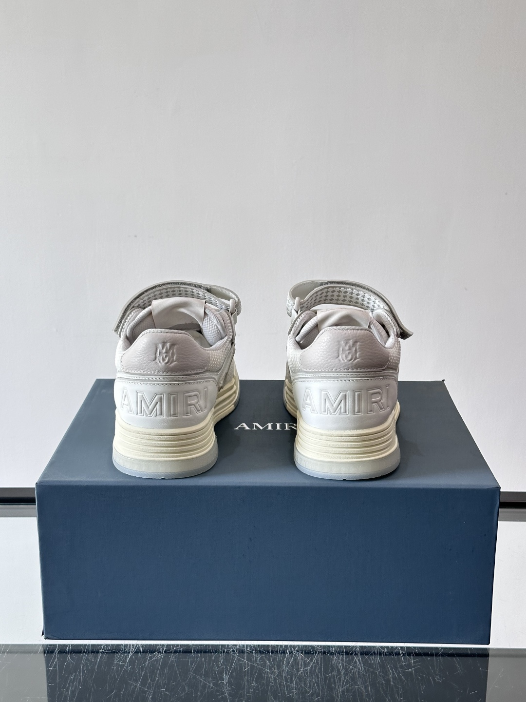 AMIRI拼色运动鞋​，这双AMIRI拼色运动鞋是品牌标志性的复古街头风格代表，采用经典黑白撞色设计，搭