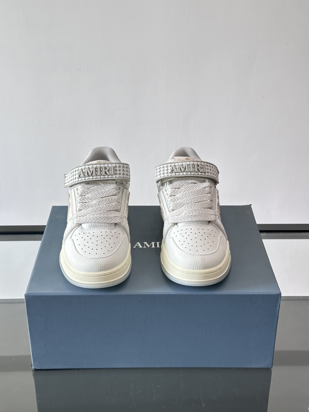 AMIRI拼色运动鞋​，这双AMIRI拼色运动鞋是品牌标志性的复古街头风格代表，采用经典黑白撞色设计，搭