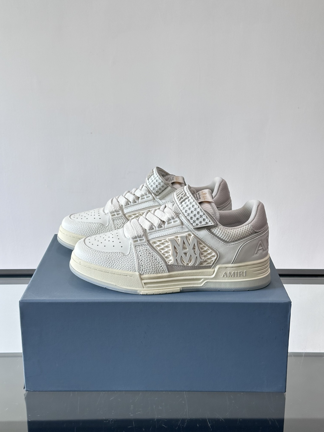 AMIRI拼色运动鞋​，这双AMIRI拼色运动鞋是品牌标志性的复古街头风格代表，采用经典黑白撞色设计，搭