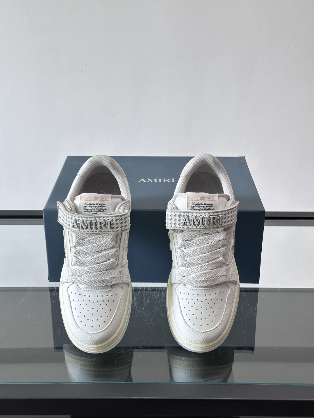 AMIRI拼色运动鞋​，这双AMIRI拼色运动鞋是品牌标志性的复古街头风格代表，采用经典黑白撞色设计，搭