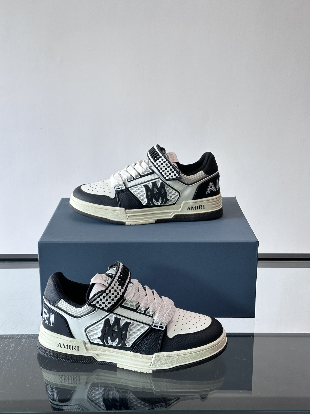 AMIRI拼色运动鞋​，这双AMIRI拼色运动鞋是品牌标志性的复古街头风格代表，采用经典黑白撞色设计，搭
