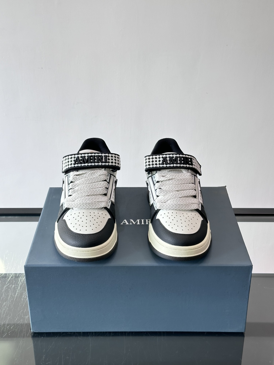 AMIRI拼色运动鞋​，这双AMIRI拼色运动鞋是品牌标志性的复古街头风格代表，采用经典黑白撞色设计，搭