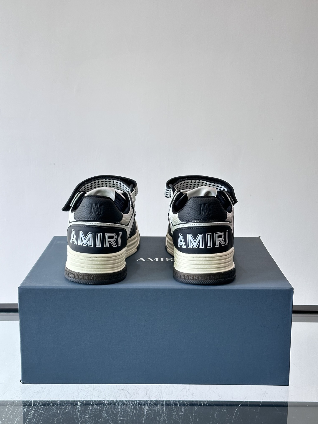 AMIRI拼色运动鞋​，这双AMIRI拼色运动鞋是品牌标志性的复古街头风格代表，采用经典黑白撞色设计，搭