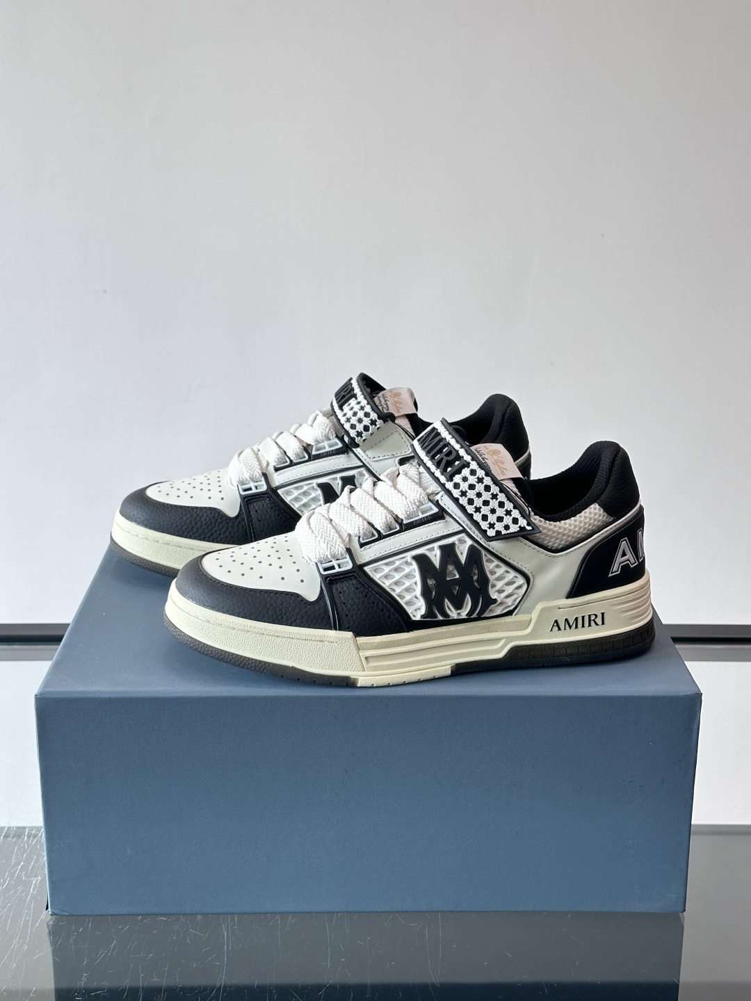 AMIRI拼色运动鞋​，这双AMIRI拼色运动鞋是品牌标志性的复古街头风格代表，采用经典黑白撞色设计，搭