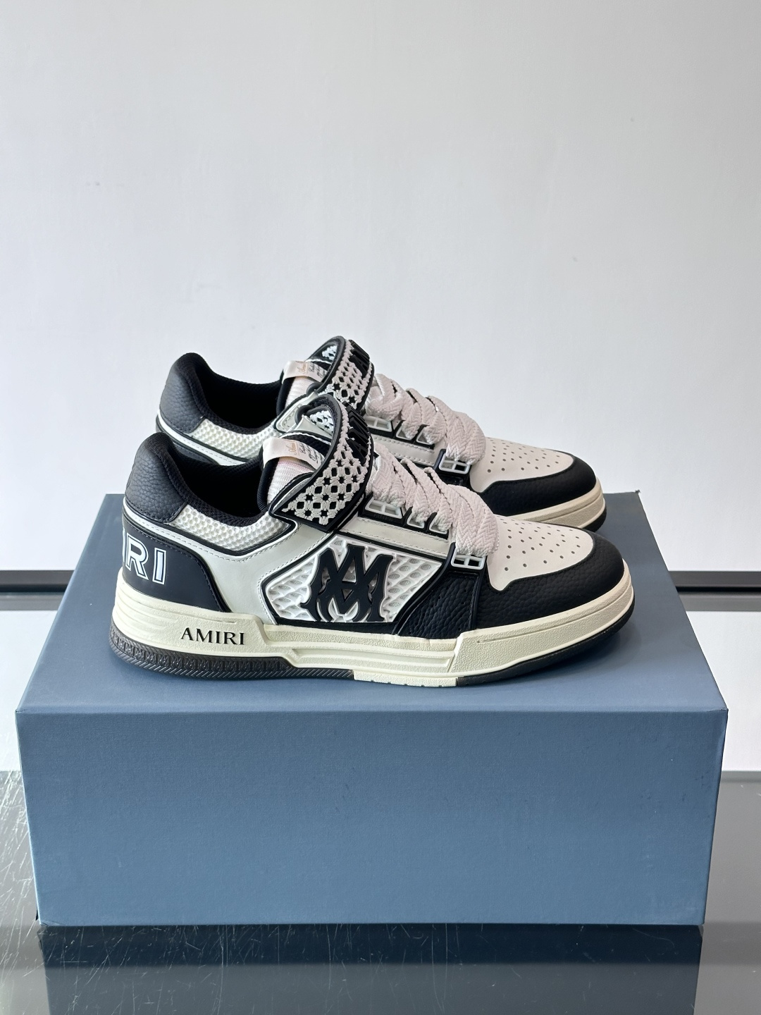 AMIRI拼色运动鞋​，这双AMIRI拼色运动鞋是品牌标志性的复古街头风格代表，采用经典黑白撞色设计，搭