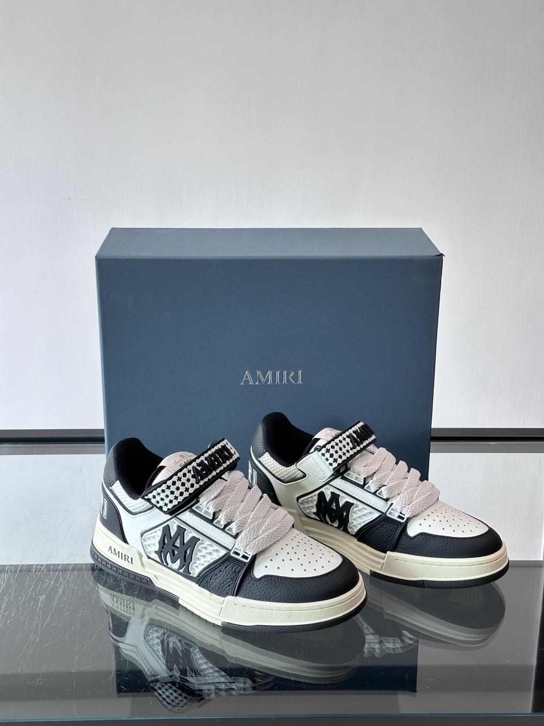 AMIRI拼色运动鞋​，这双AMIRI拼色运动鞋是品牌标志性的复古街头风格代表，采用经典黑白撞色设计，搭