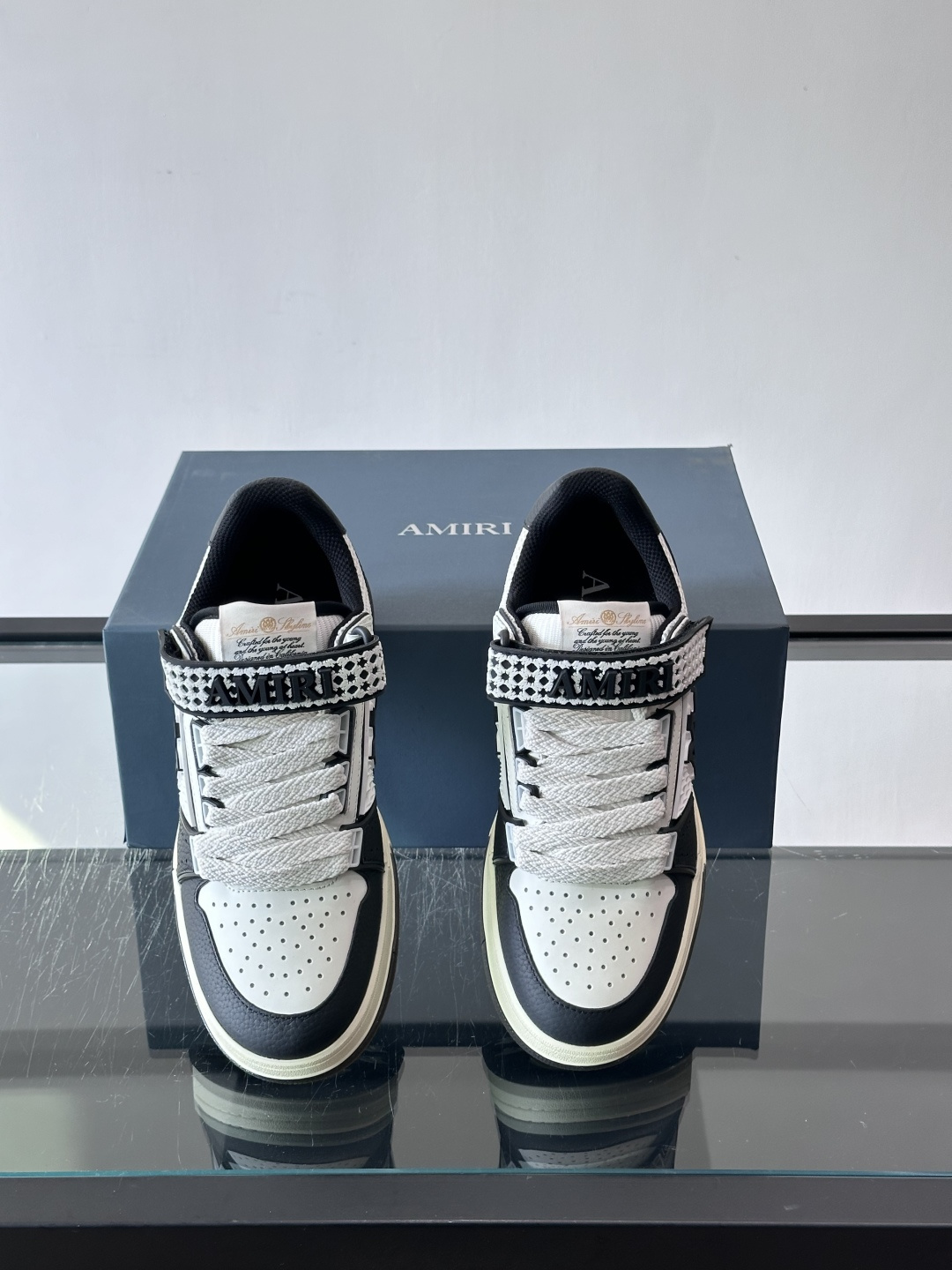 AMIRI拼色运动鞋​，这双AMIRI拼色运动鞋是品牌标志性的复古街头风格代表，采用经典黑白撞色设计，搭