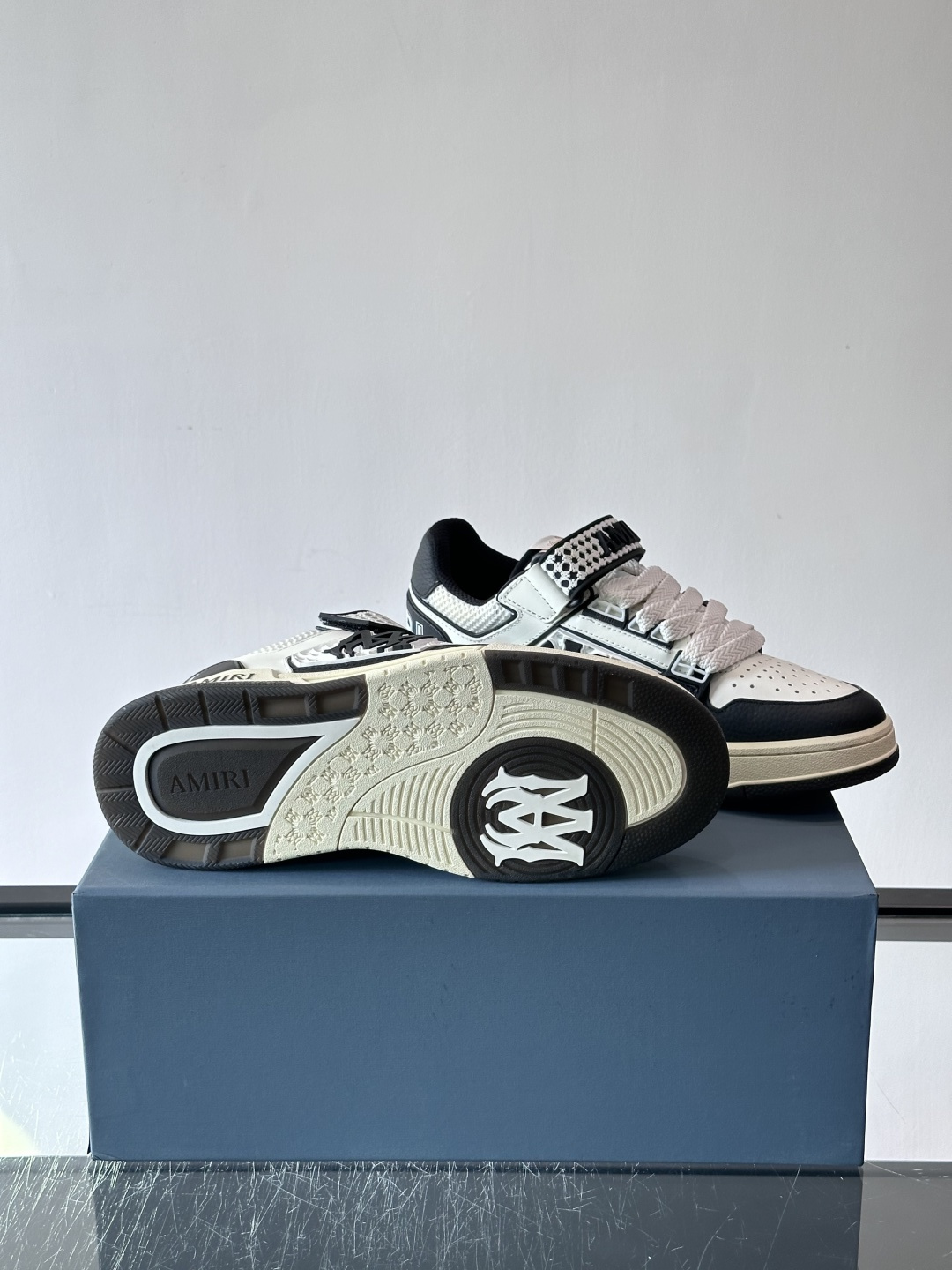 AMIRI拼色运动鞋​，这双AMIRI拼色运动鞋是品牌标志性的复古街头风格代表，采用经典黑白撞色设计，搭