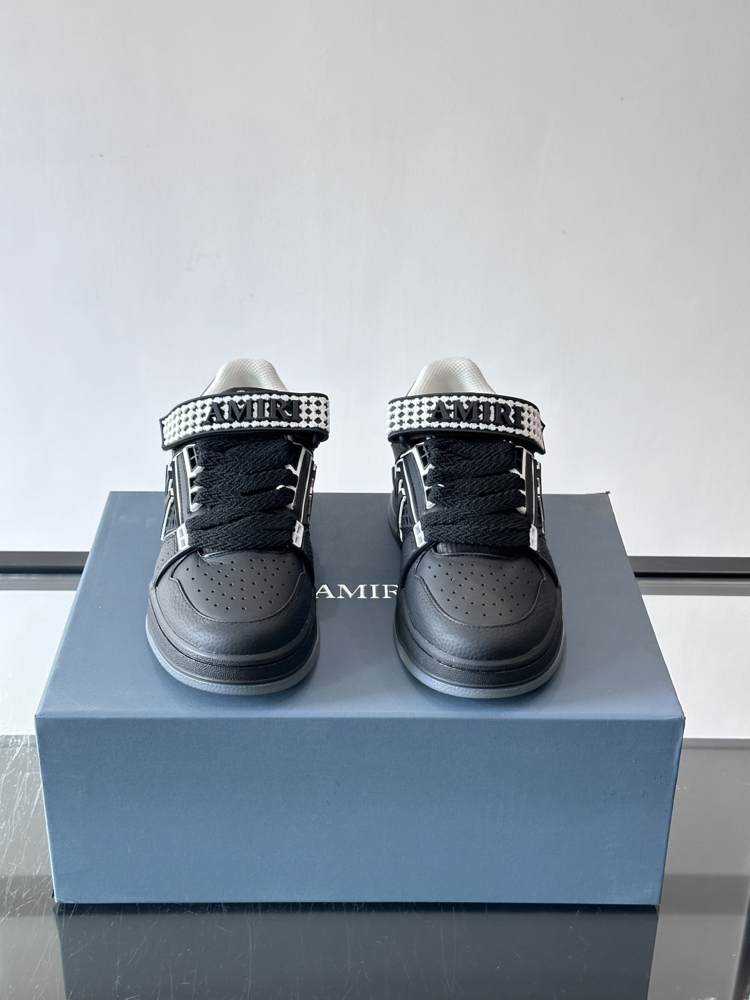 AMIRI拼色运动鞋​，这双AMIRI拼色运动鞋是品牌标志性的复古街头风格代表，采用经典黑白撞色设计，搭