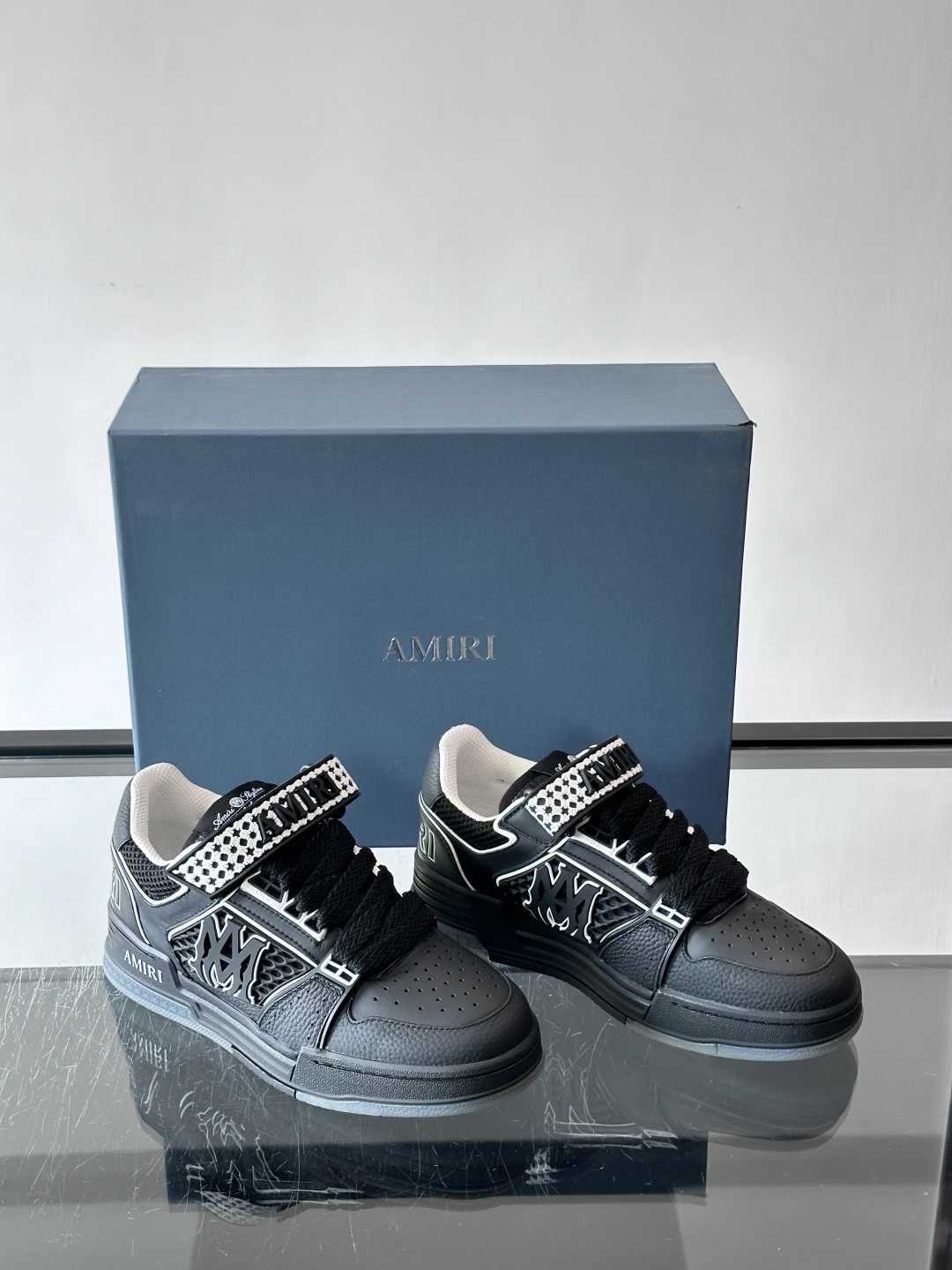 AMIRI拼色运动鞋​，这双AMIRI拼色运动鞋是品牌标志性的复古街头风格代表，采用经典黑白撞色设计，搭