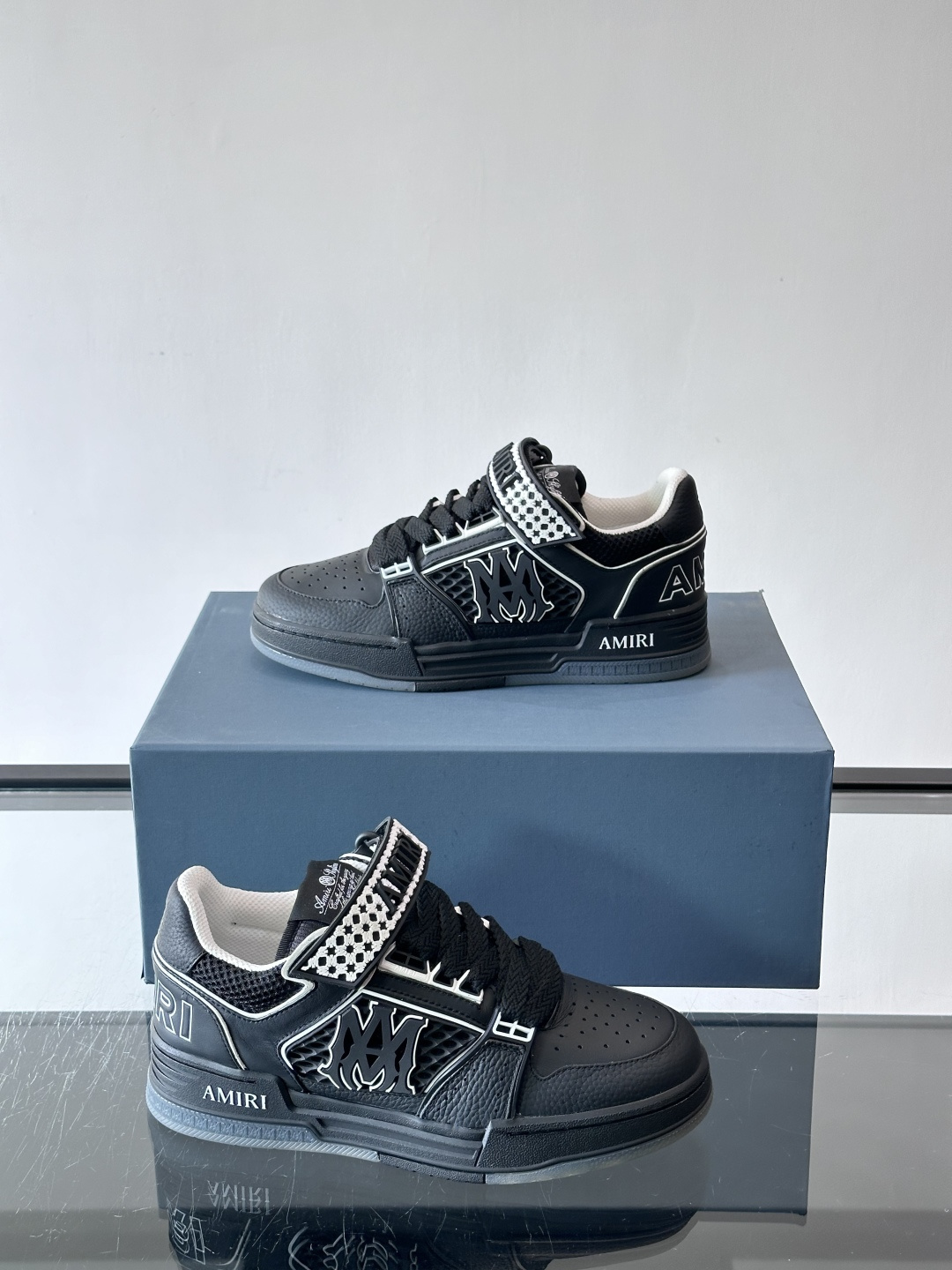 AMIRI拼色运动鞋​，这双AMIRI拼色运动鞋是品牌标志性的复古街头风格代表，采用经典黑白撞色设计，搭