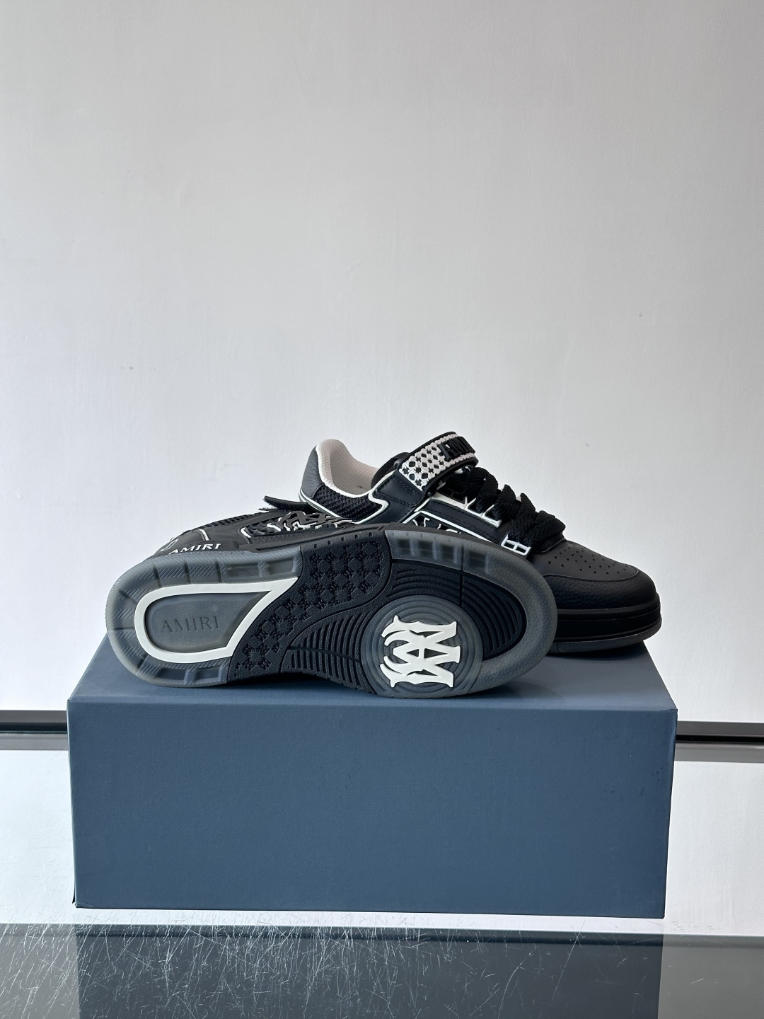 AMIRI拼色运动鞋​，这双AMIRI拼色运动鞋是品牌标志性的复古街头风格代表，采用经典黑白撞色设计，搭