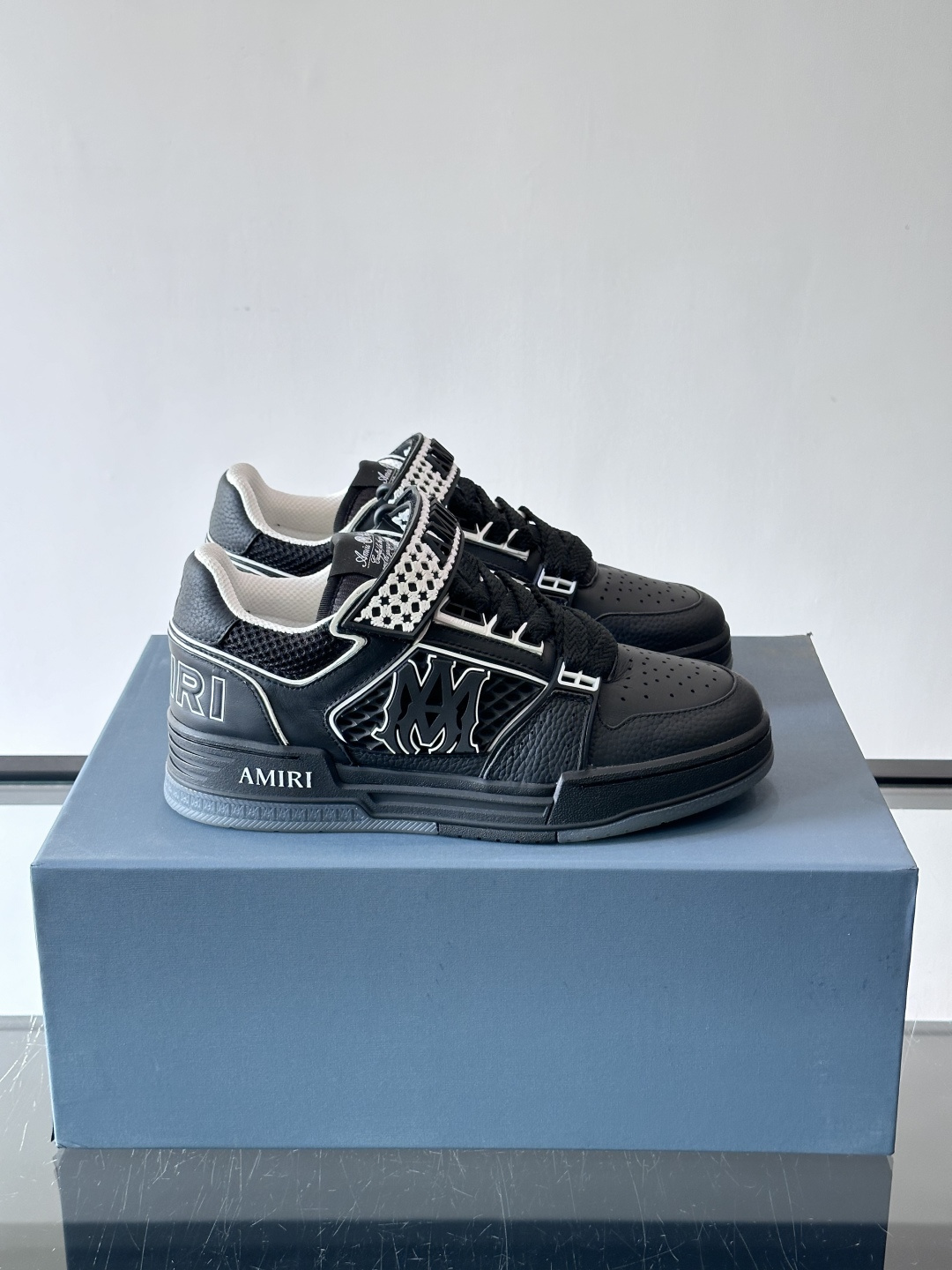 AMIRI拼色运动鞋​，这双AMIRI拼色运动鞋是品牌标志性的复古街头风格代表，采用经典黑白撞色设计，搭