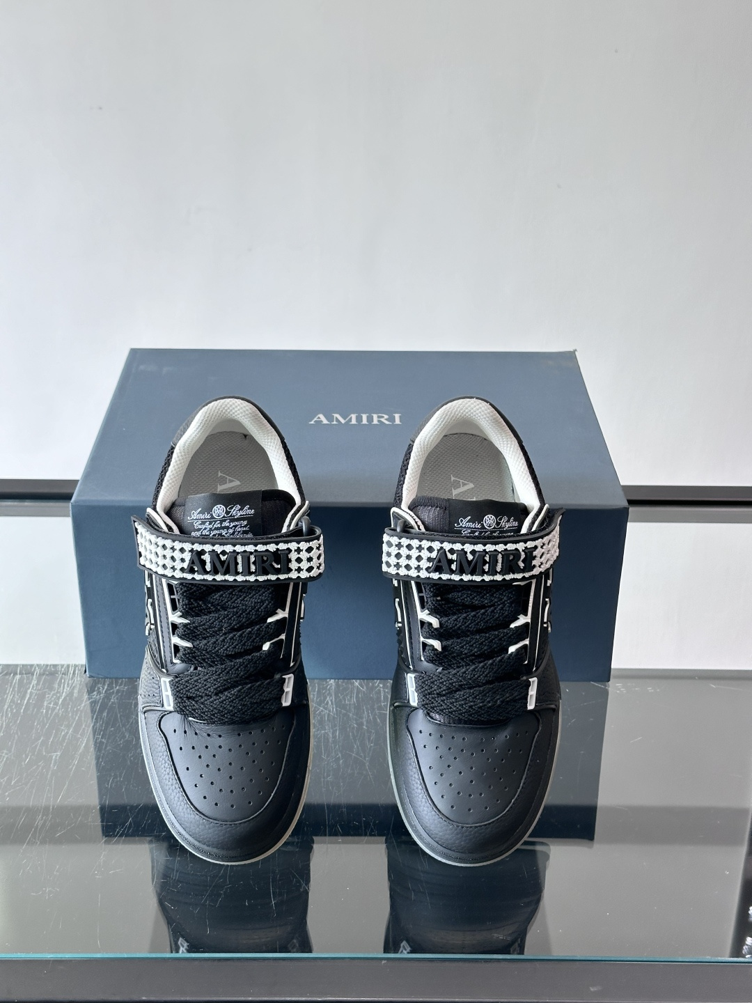 AMIRI拼色运动鞋​，这双AMIRI拼色运动鞋是品牌标志性的复古街头风格代表，采用经典黑白撞色设计，搭