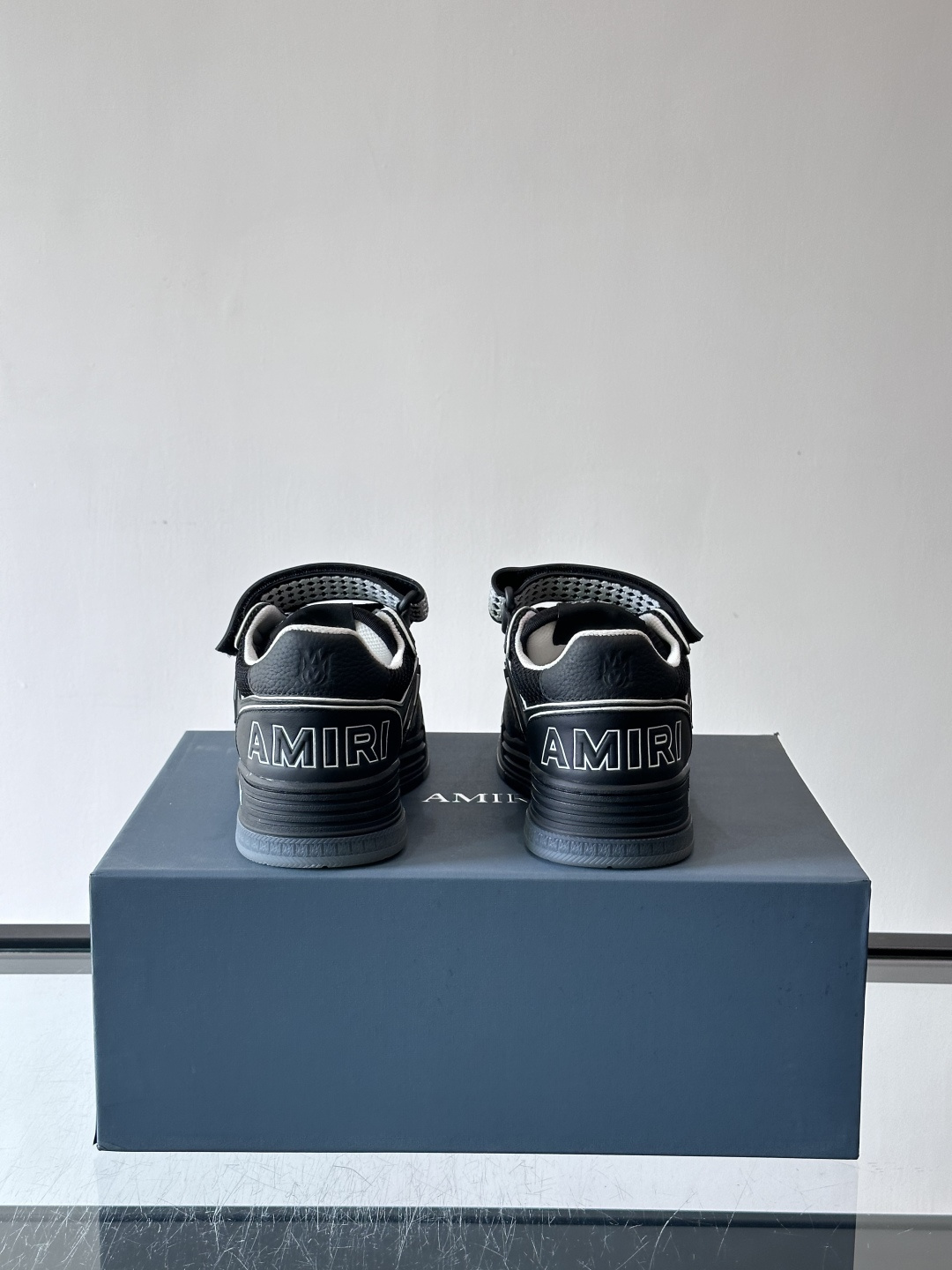 AMIRI拼色运动鞋​，这双AMIRI拼色运动鞋是品牌标志性的复古街头风格代表，采用经典黑白撞色设计，搭