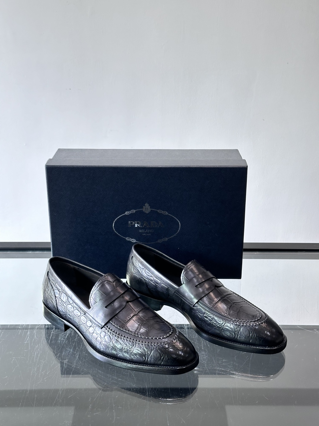 Prada男士高端真皮大底正装皮鞋，采用进口牛皮鞋面 柔软有型，手工改色工艺，低调奢华气质，舒适透气版型