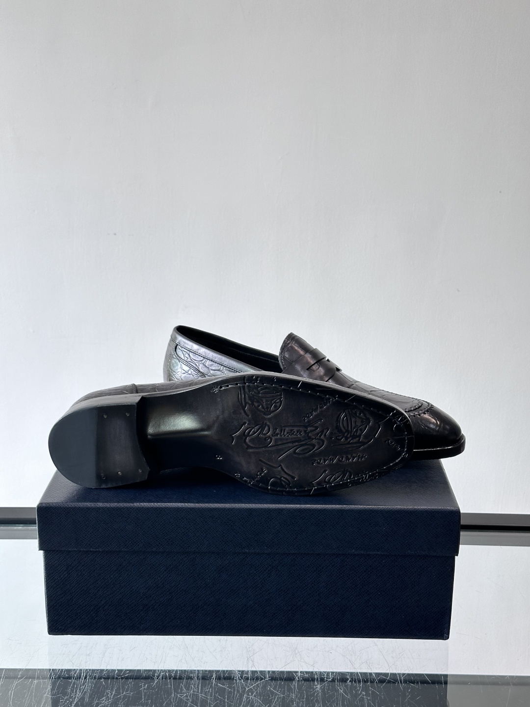 Prada男士高端真皮大底正装皮鞋，采用进口牛皮鞋面 柔软有型，手工改色工艺，低调奢华气质，舒适透气版型