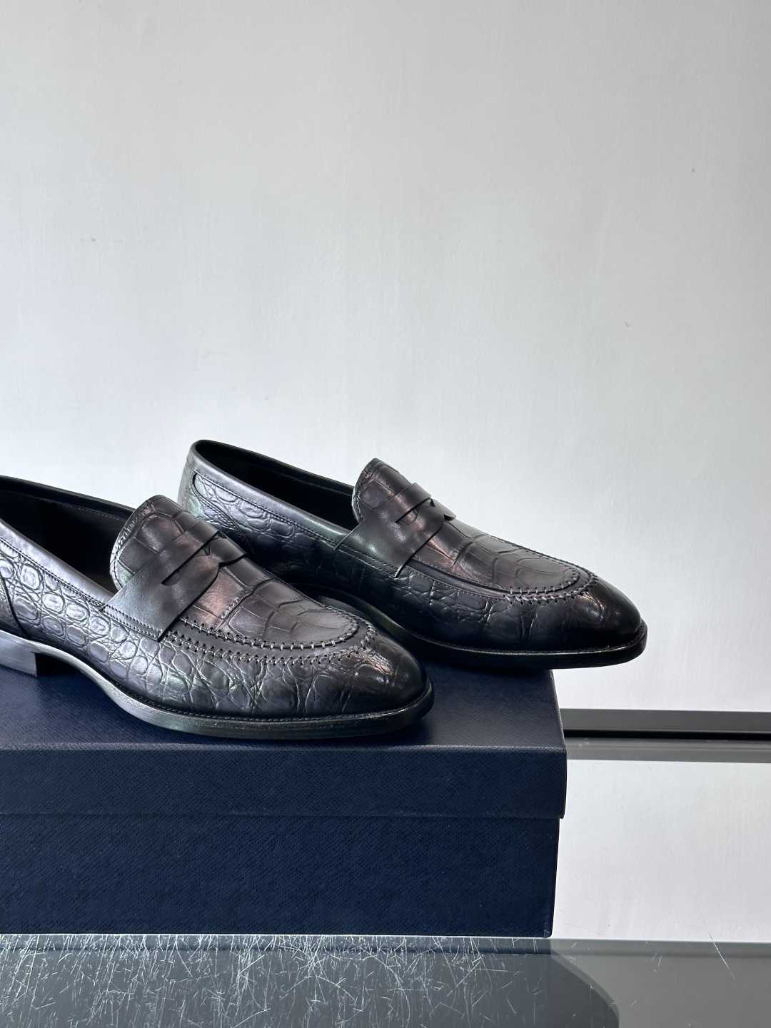 Prada男士高端真皮大底正装皮鞋，采用进口牛皮鞋面 柔软有型，手工改色工艺，低调奢华气质，舒适透气版型