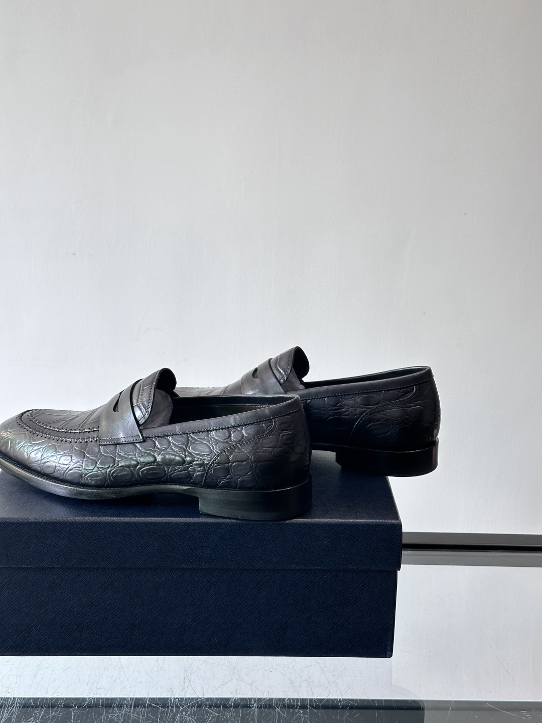 Prada男士高端真皮大底正装皮鞋，采用进口牛皮鞋面 柔软有型，手工改色工艺，低调奢华气质，舒适透气版型