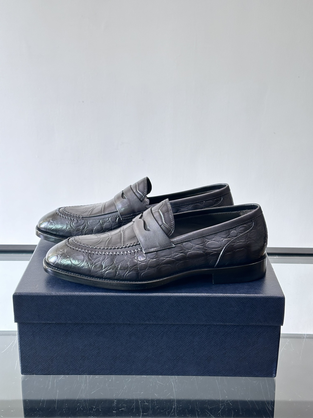 Prada男士高端真皮大底正装皮鞋，采用进口牛皮鞋面 柔软有型，手工改色工艺，低调奢华气质，舒适透气版型