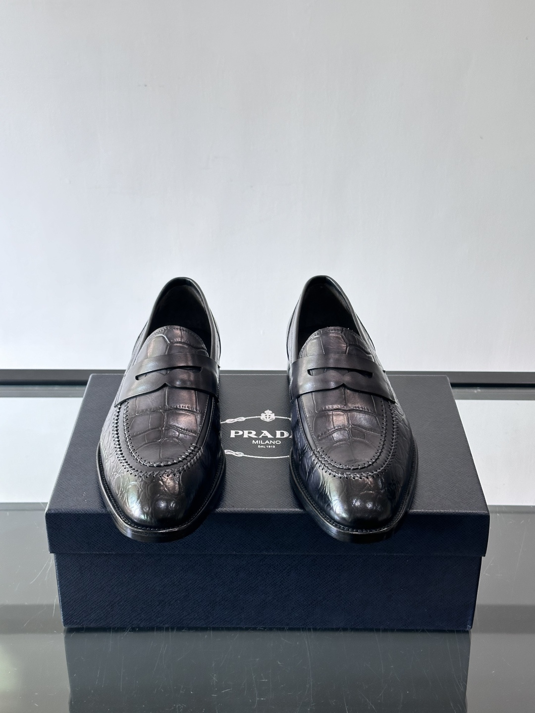 Prada男士高端真皮大底正装皮鞋，采用进口牛皮鞋面 柔软有型，手工改色工艺，低调奢华气质，舒适透气版型