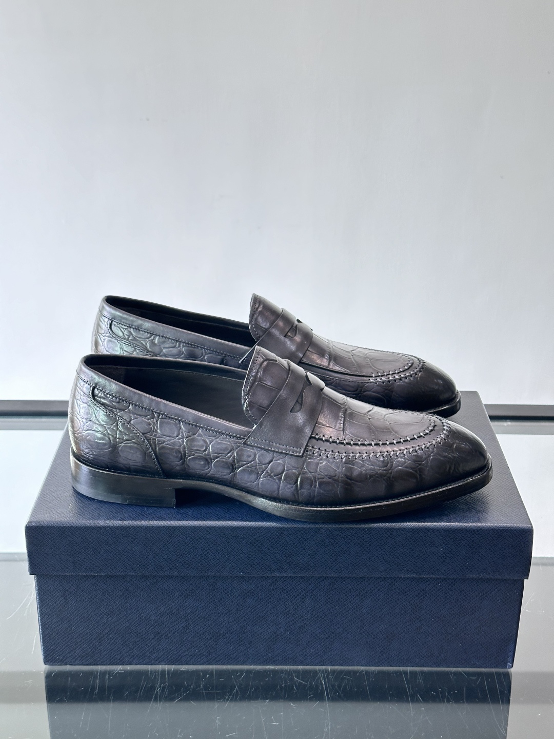 Prada男士高端真皮大底正装皮鞋，采用进口牛皮鞋面 柔软有型，手工改色工艺，低调奢华气质，舒适透气版型