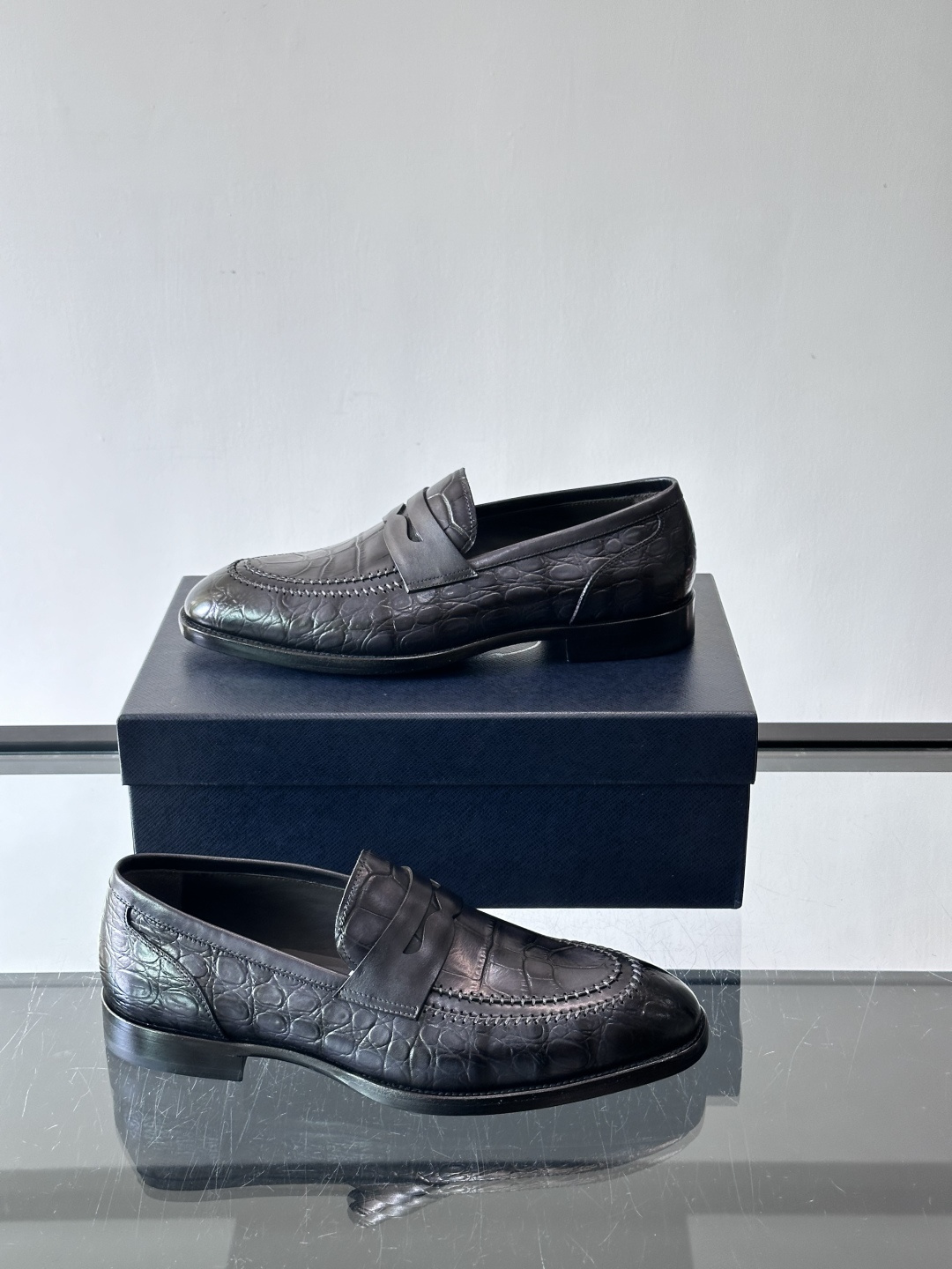 Prada男士高端真皮大底正装皮鞋，采用进口牛皮鞋面 柔软有型，手工改色工艺，低调奢华气质，舒适透气版型