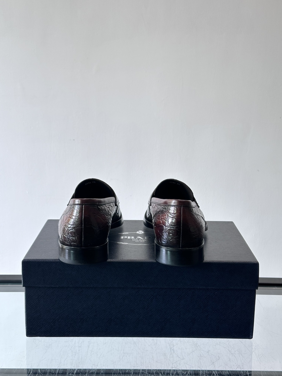 Prada男士高端真皮大底正装皮鞋，采用进口牛皮鞋面 柔软有型，手工改色工艺，低调奢华气质，舒适透气版型