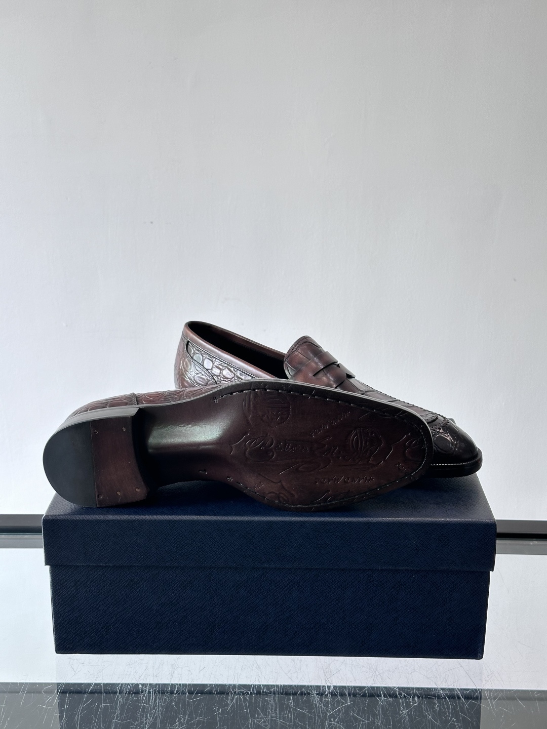 Prada男士高端真皮大底正装皮鞋，采用进口牛皮鞋面 柔软有型，手工改色工艺，低调奢华气质，舒适透气版型