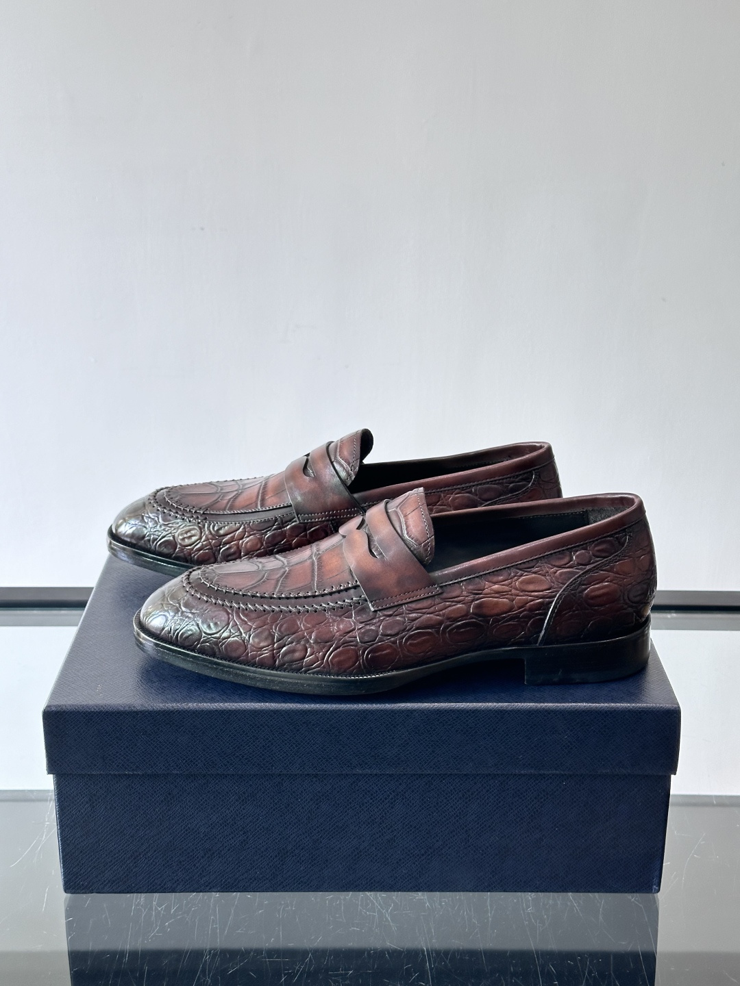 Prada男士高端真皮大底正装皮鞋，采用进口牛皮鞋面 柔软有型，手工改色工艺，低调奢华气质，舒适透气版型