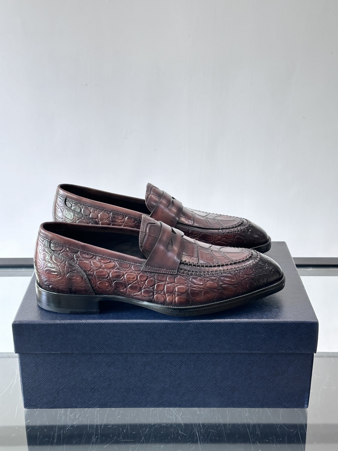 Prada男士高端真皮大底正装皮鞋，采用进口牛皮鞋面 柔软有型，手工改色工艺，低调奢华气质，舒适透气版型