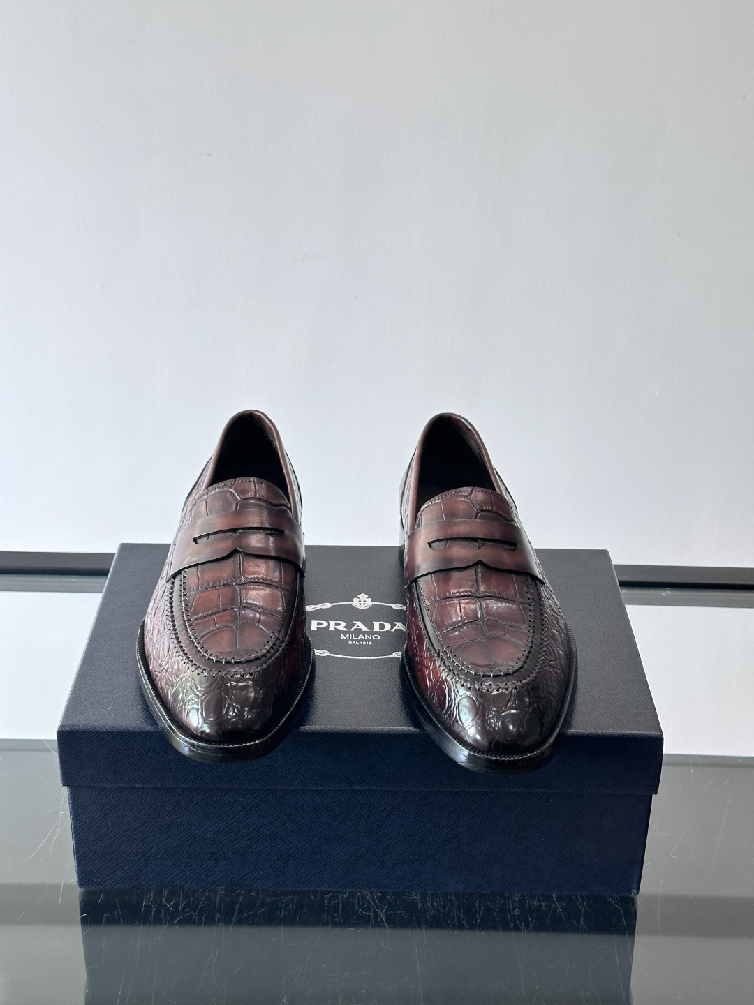 Prada男士高端真皮大底正装皮鞋，采用进口牛皮鞋面 柔软有型，手工改色工艺，低调奢华气质，舒适透气版型