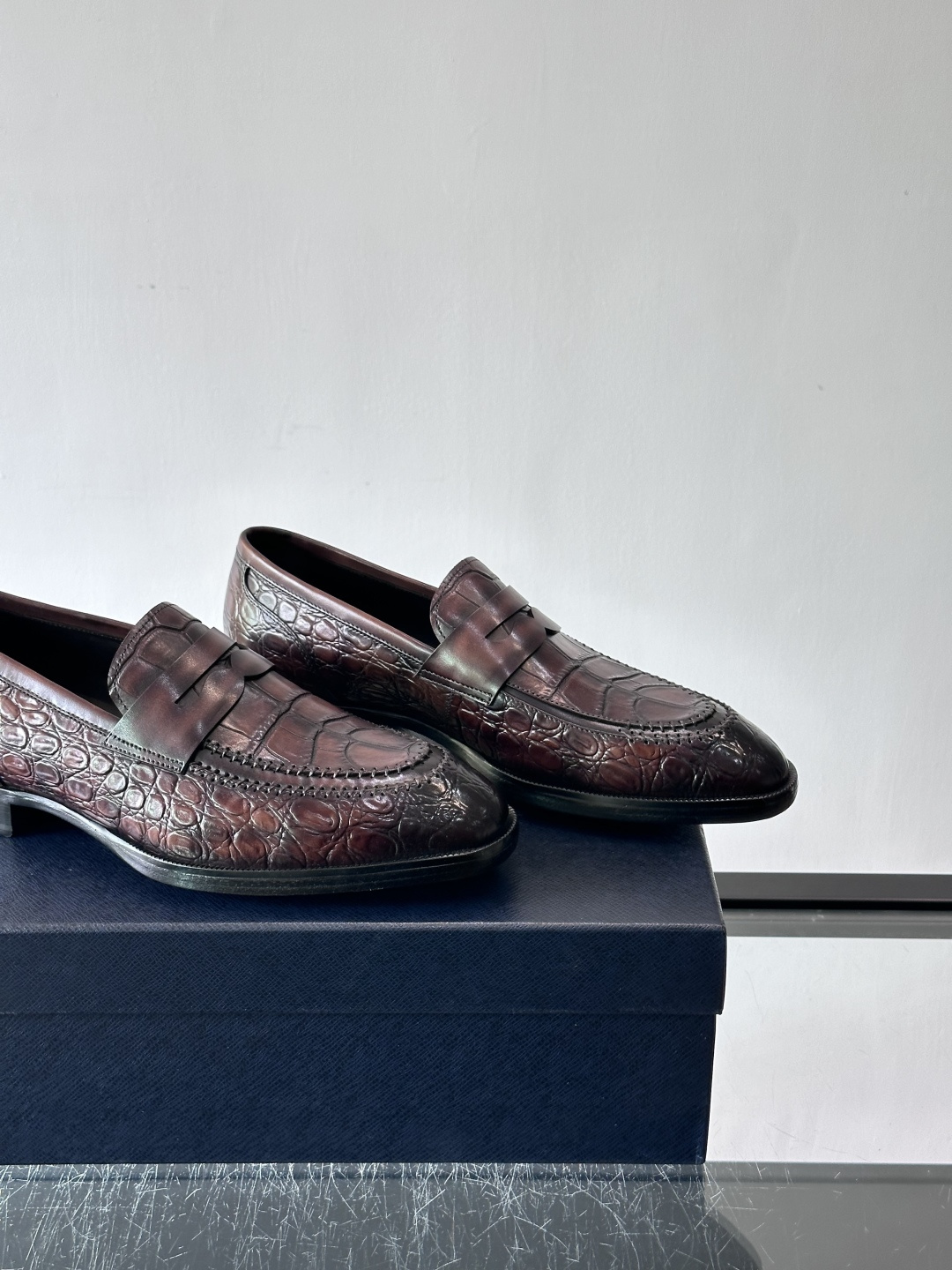 Prada男士高端真皮大底正装皮鞋，采用进口牛皮鞋面 柔软有型，手工改色工艺，低调奢华气质，舒适透气版型