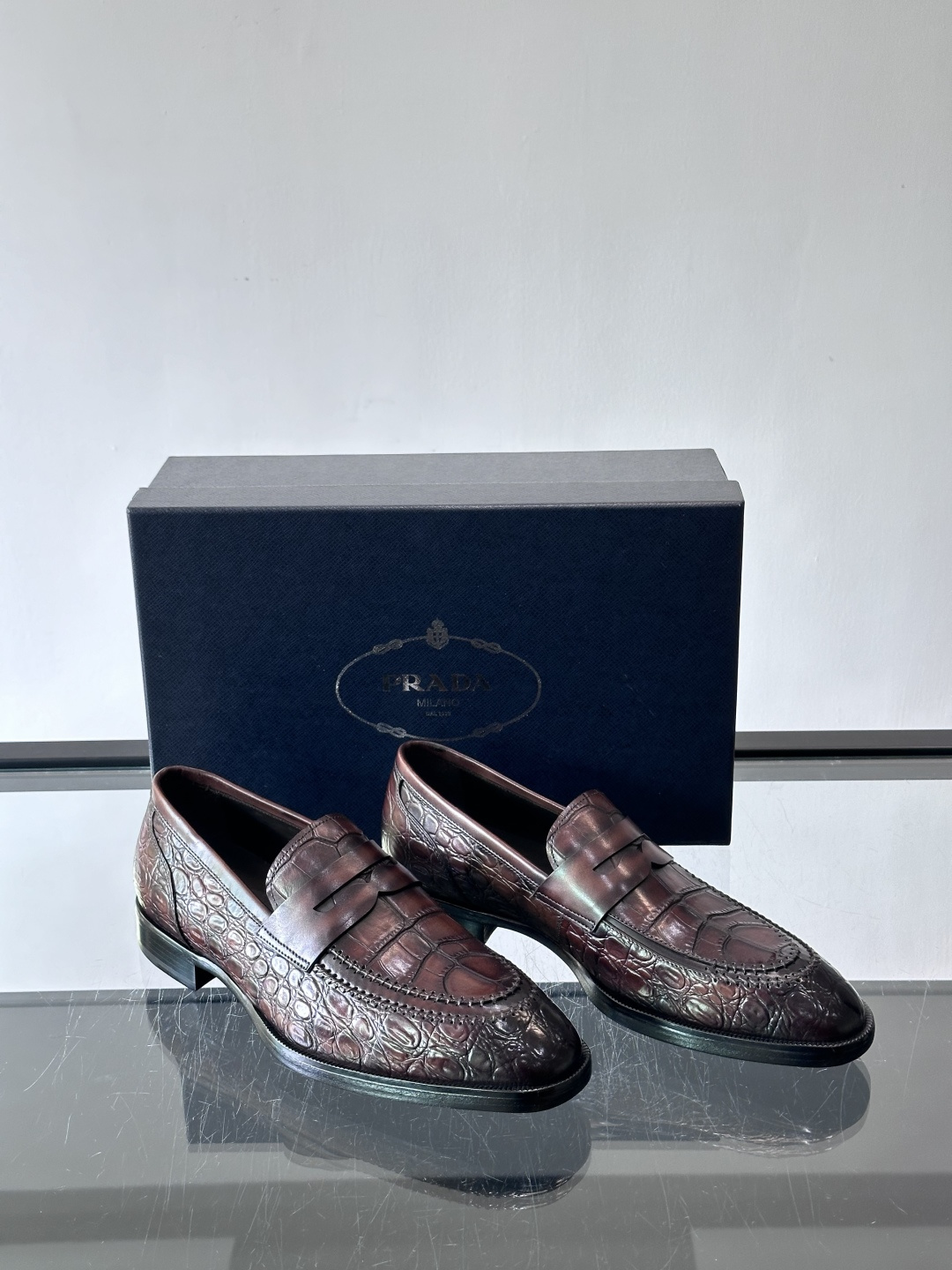 Prada男士高端真皮大底正装皮鞋，采用进口牛皮鞋面 柔软有型，手工改色工艺，低调奢华气质，舒适透气版型