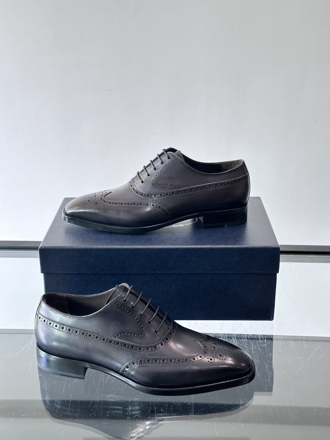 Prada普拉达高端真皮大底正装皮鞋，采用进口牛皮鞋面 柔软有型，手工改色工艺，低调奢华气质，舒适透气版