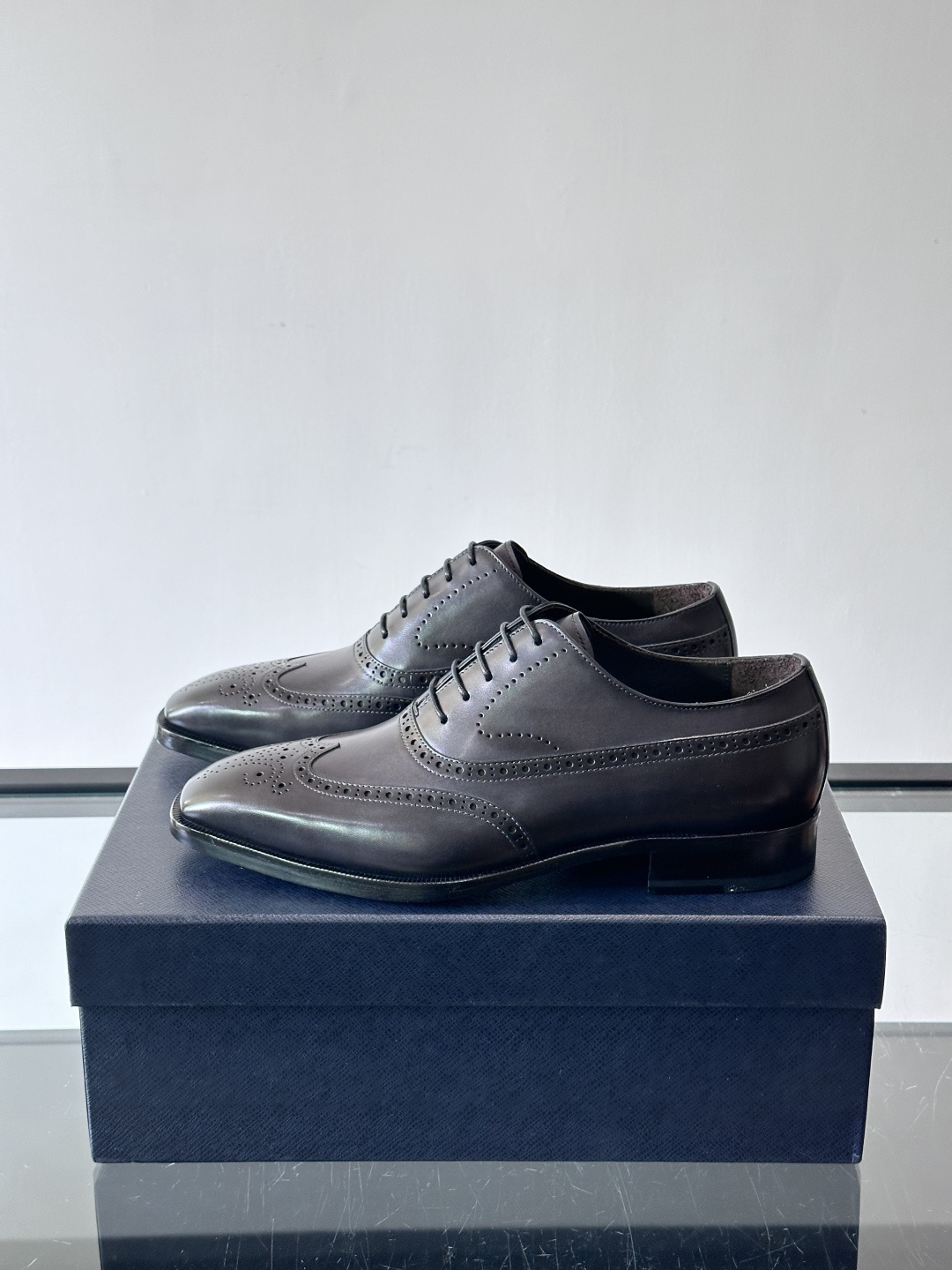 Prada普拉达高端真皮大底正装皮鞋，采用进口牛皮鞋面 柔软有型，手工改色工艺，低调奢华气质，舒适透气版