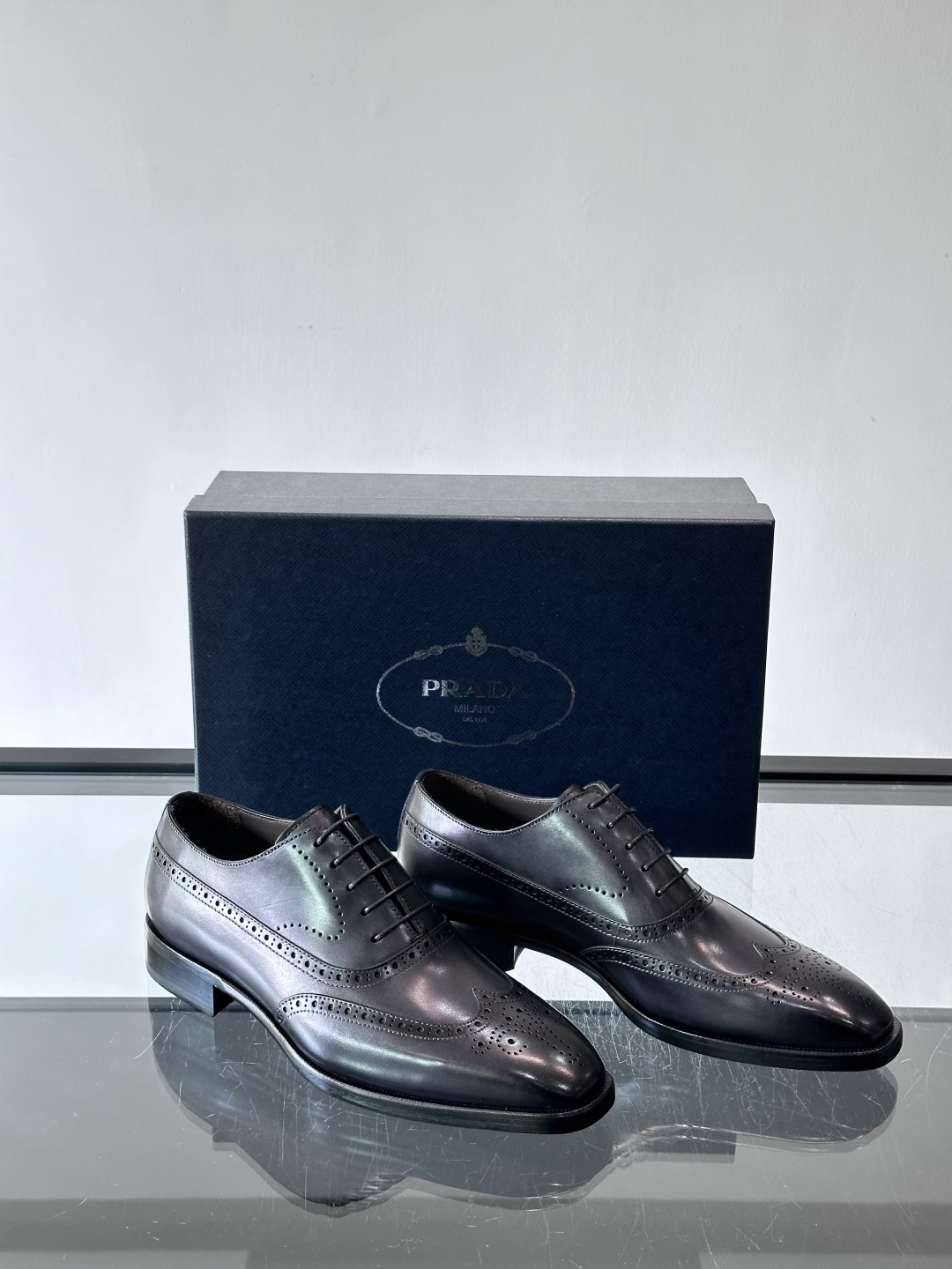 Prada普拉达高端真皮大底正装皮鞋，采用进口牛皮鞋面 柔软有型，手工改色工艺，低调奢华气质，舒适透气版