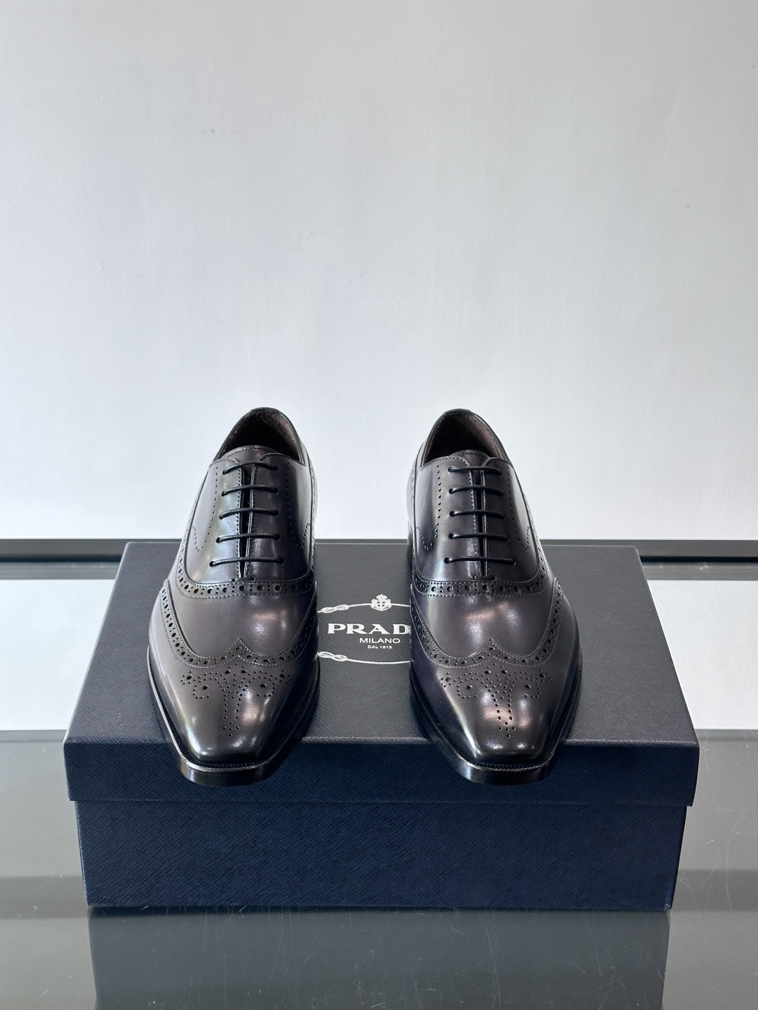 Prada普拉达高端真皮大底正装皮鞋，采用进口牛皮鞋面 柔软有型，手工改色工艺，低调奢华气质，舒适透气版