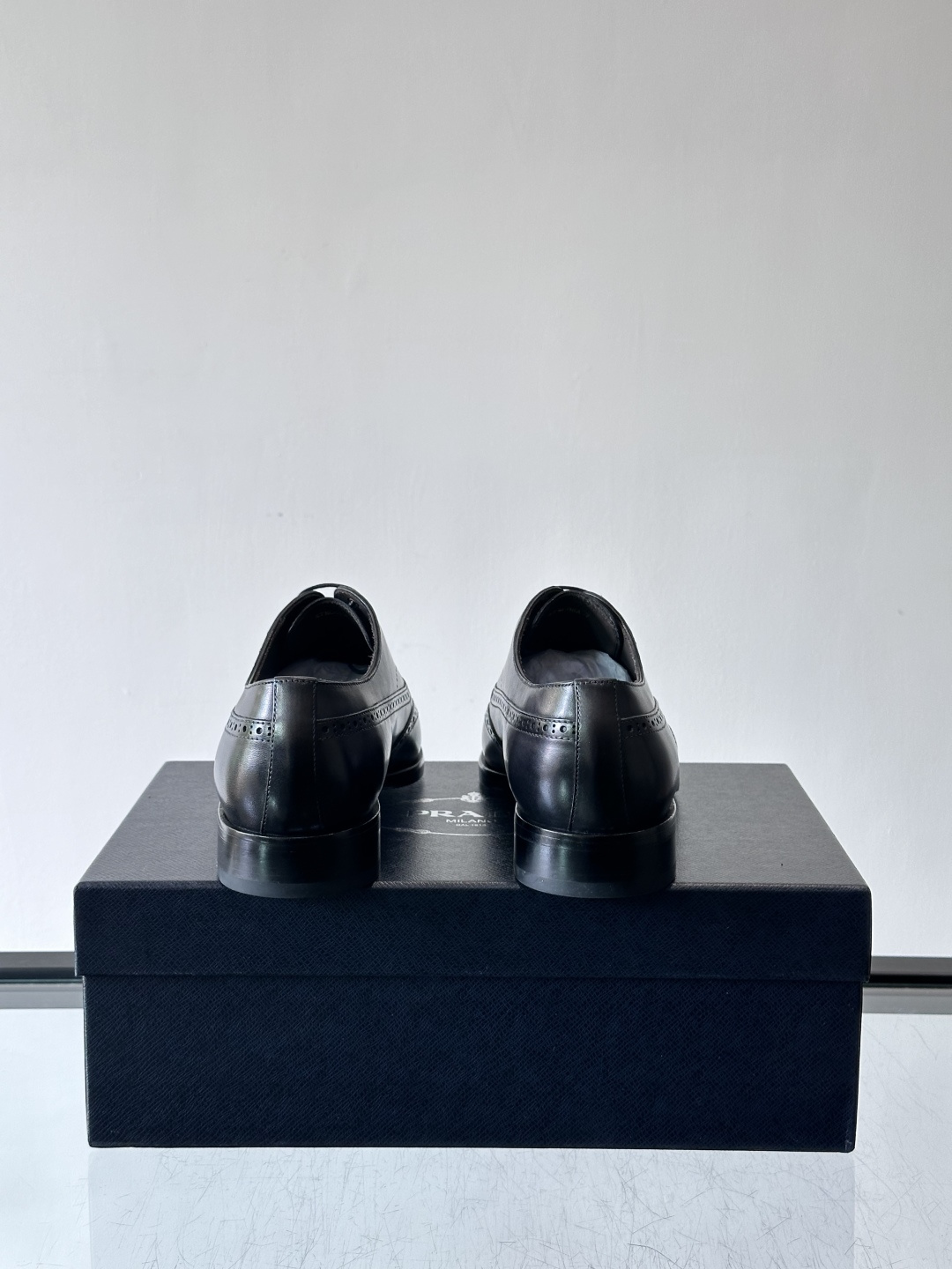 Prada普拉达高端真皮大底正装皮鞋，采用进口牛皮鞋面 柔软有型，手工改色工艺，低调奢华气质，舒适透气版