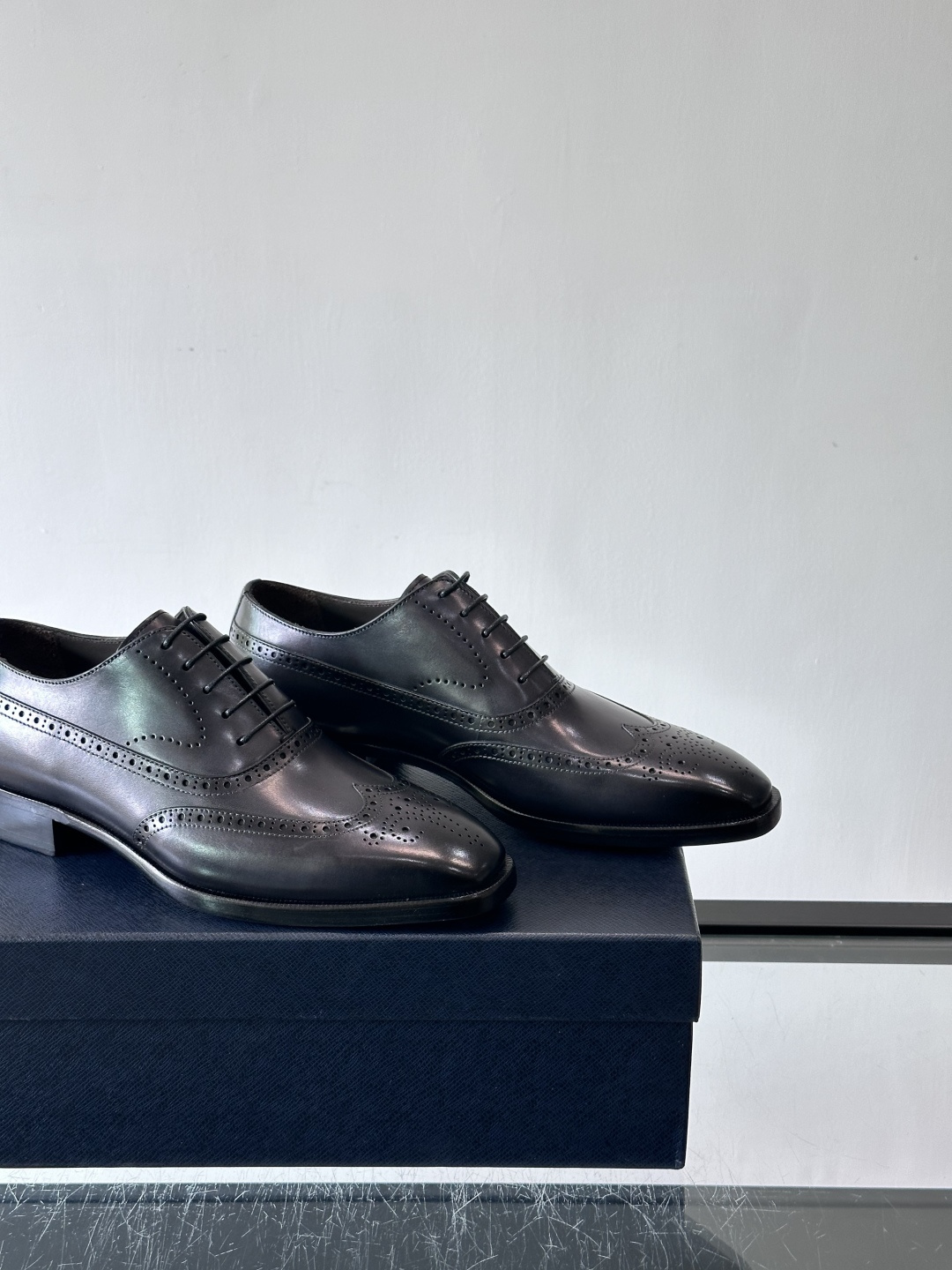 Prada普拉达高端真皮大底正装皮鞋，采用进口牛皮鞋面 柔软有型，手工改色工艺，低调奢华气质，舒适透气版