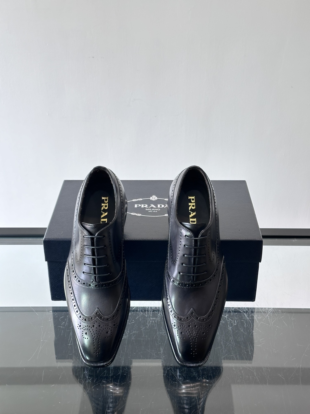 Prada普拉达高端真皮大底正装皮鞋，采用进口牛皮鞋面 柔软有型，手工改色工艺，低调奢华气质，舒适透气版