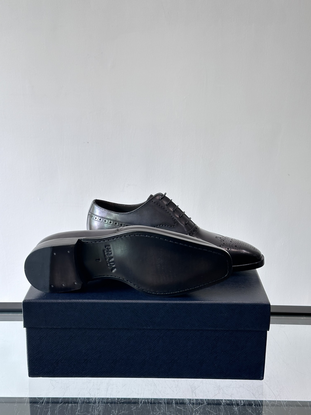 Prada普拉达高端真皮大底正装皮鞋，采用进口牛皮鞋面 柔软有型，手工改色工艺，低调奢华气质，舒适透气版