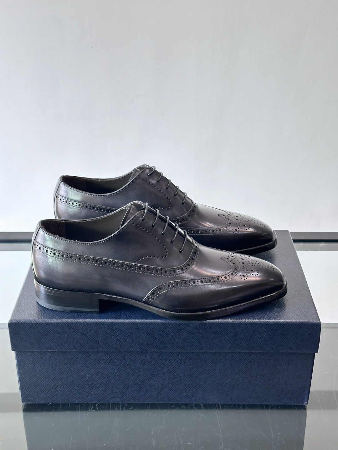 Prada普拉达高端真皮大底正装皮鞋，采用进口牛皮鞋面 柔软有型，手工改色工艺，低调奢华气质，舒适透气版