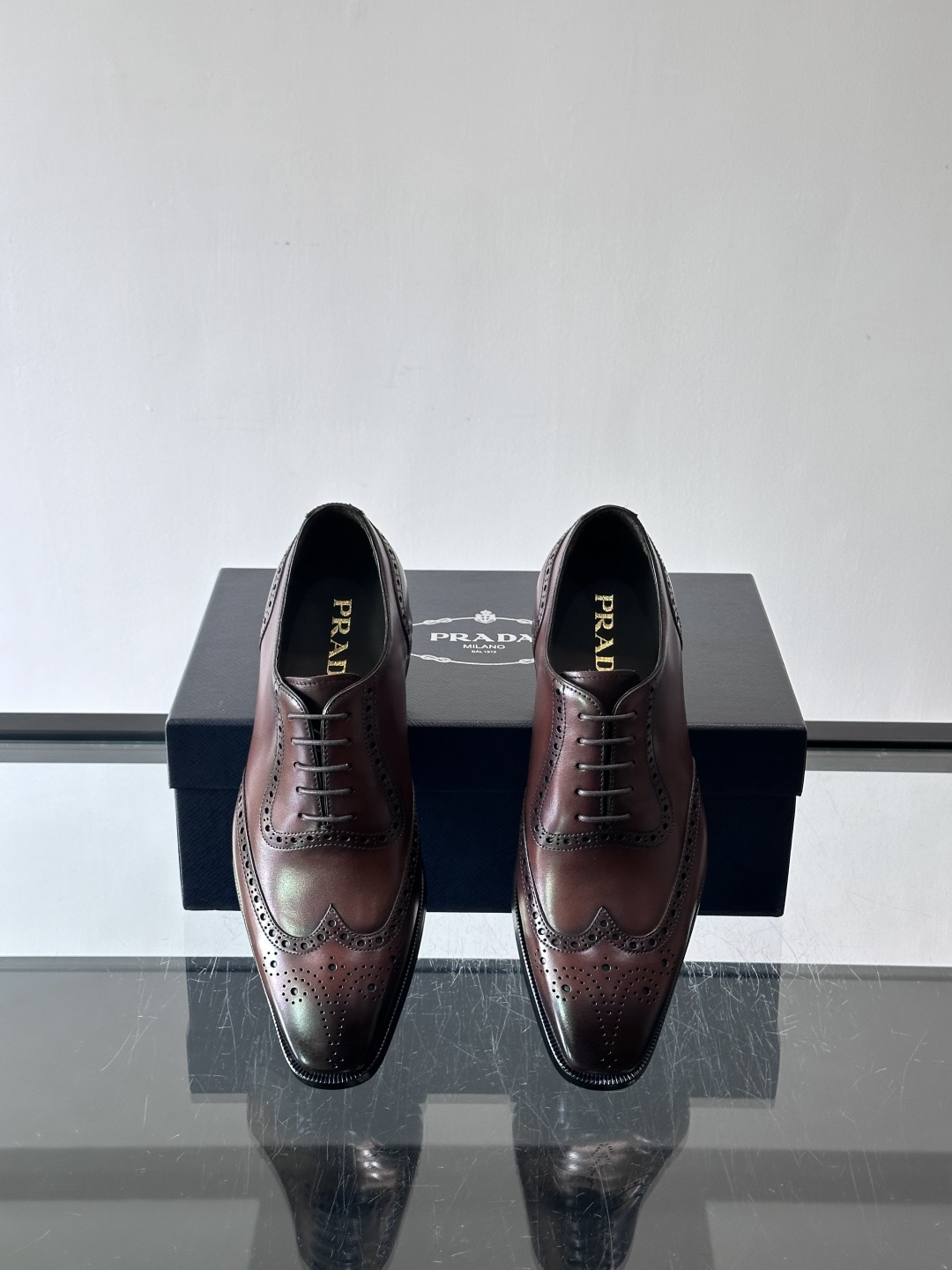 Prada普拉达高端真皮大底正装皮鞋，采用进口牛皮鞋面 柔软有型，手工改色工艺，低调奢华气质，舒适透气版