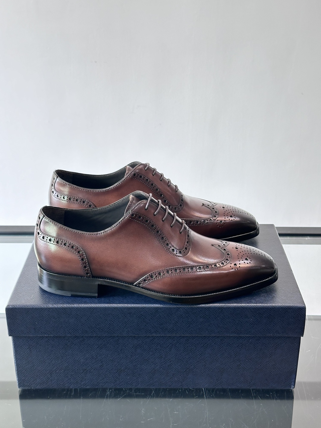 Prada普拉达高端真皮大底正装皮鞋，采用进口牛皮鞋面 柔软有型，手工改色工艺，低调奢华气质，舒适透气版