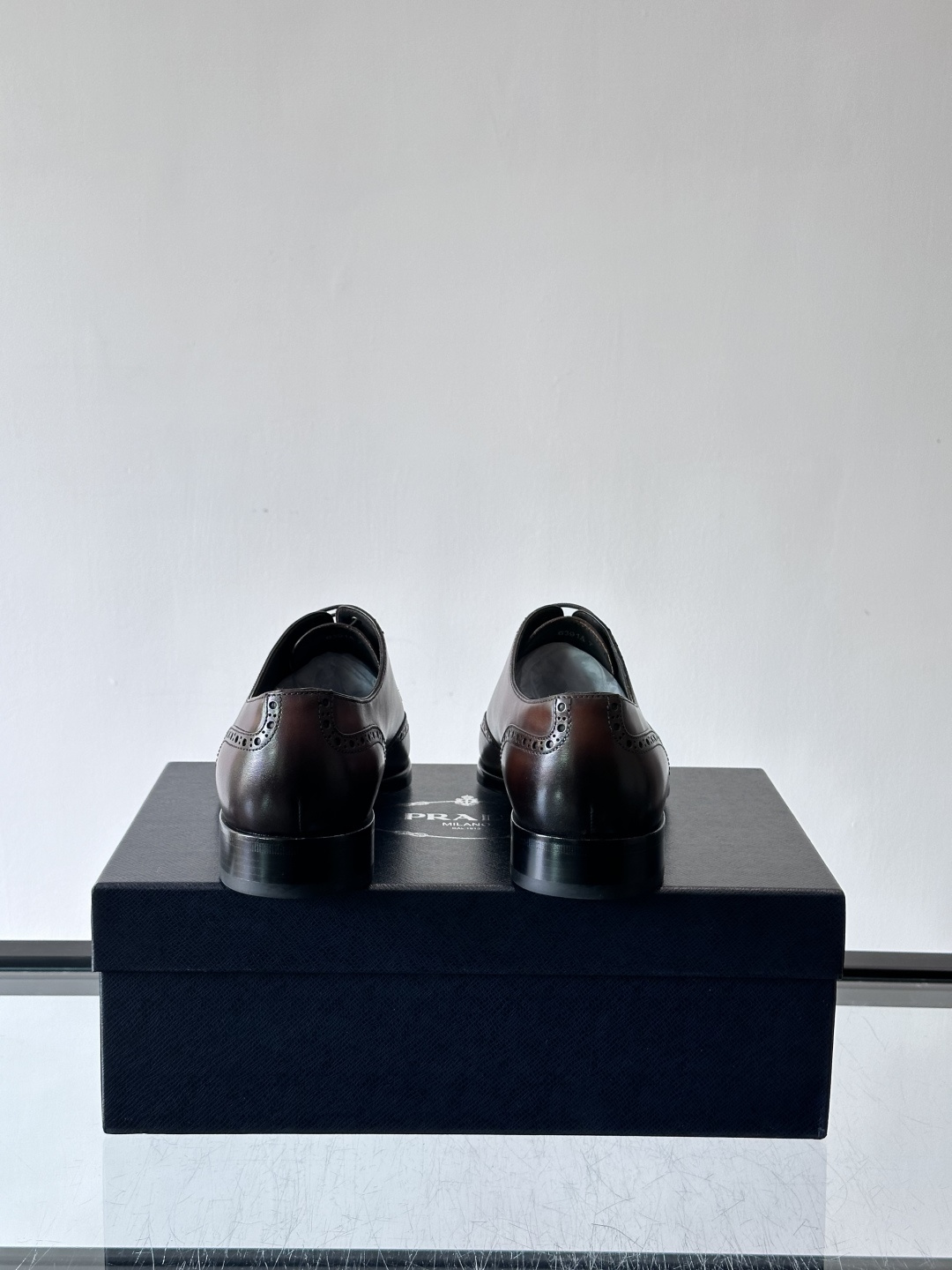 Prada普拉达高端真皮大底正装皮鞋，采用进口牛皮鞋面 柔软有型，手工改色工艺，低调奢华气质，舒适透气版
