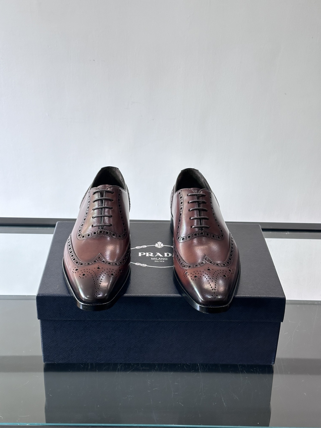 Prada普拉达高端真皮大底正装皮鞋，采用进口牛皮鞋面 柔软有型，手工改色工艺，低调奢华气质，舒适透气版