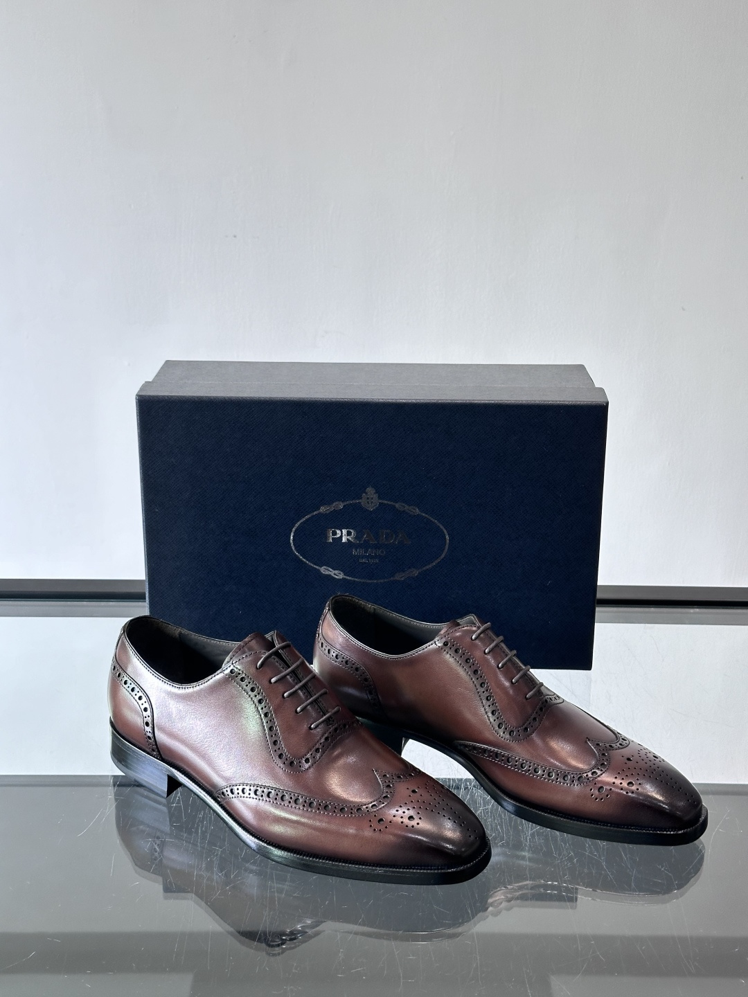 Prada普拉达高端真皮大底正装皮鞋，采用进口牛皮鞋面 柔软有型，手工改色工艺，低调奢华气质，舒适透气版