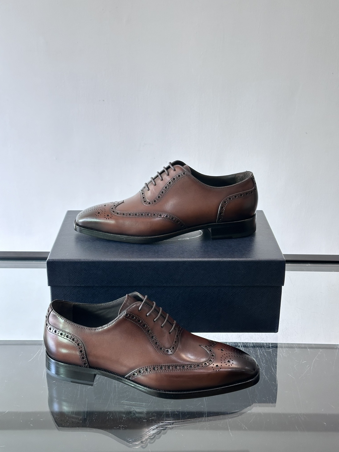 Prada普拉达高端真皮大底正装皮鞋，采用进口牛皮鞋面 柔软有型，手工改色工艺，低调奢华气质，舒适透气版